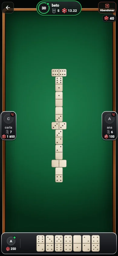Mesa de dominó de DOMINO REAL en un teléfono: tapete verde y fichas de hueso