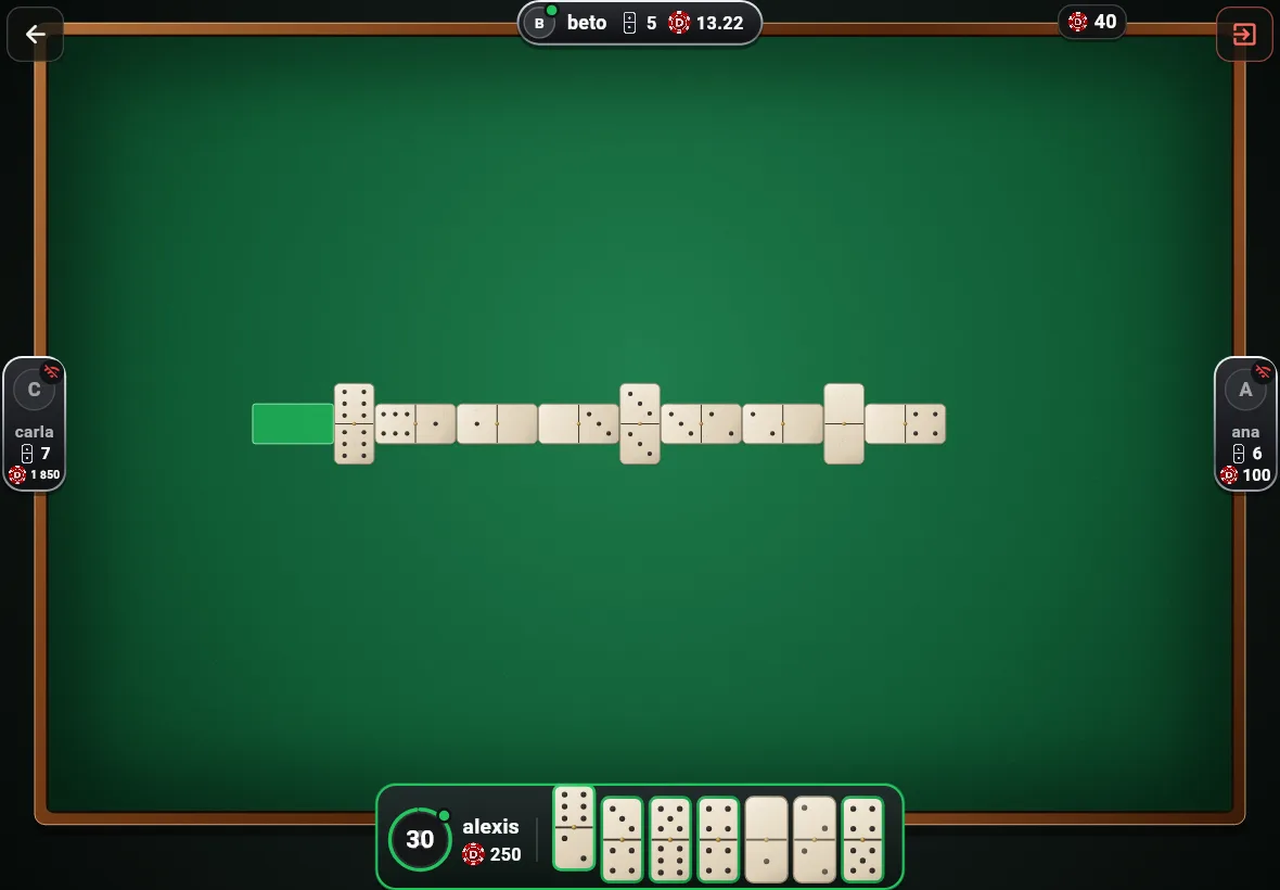 Partida de dominó en curso en una mesa de DOMINO REAL